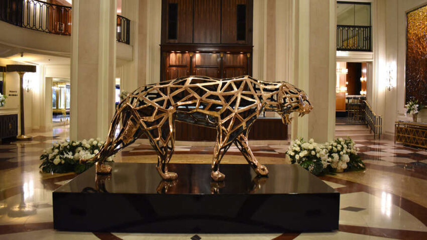 Richard Orlinski Brings Bold Sculptures to Beverly Wilshire, A Four Seasons Hotel, and Rodeo Drive