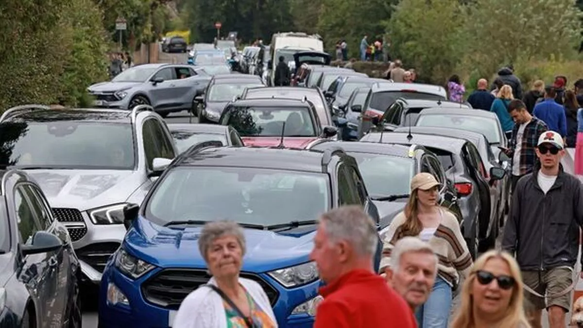 Overcrowded Bibury: UK Countryside Village Faces Hour-Long Traffic Jams Due to Surging Tourist Numbers – Travel And Tour World