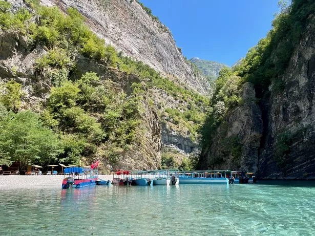 Albania’s Shala River A European Paradise Resembling Thailand, Ideal for a Warm Autumn Getaway Amidst Stunning Turquoise Waters and Lush Mountain Scenery