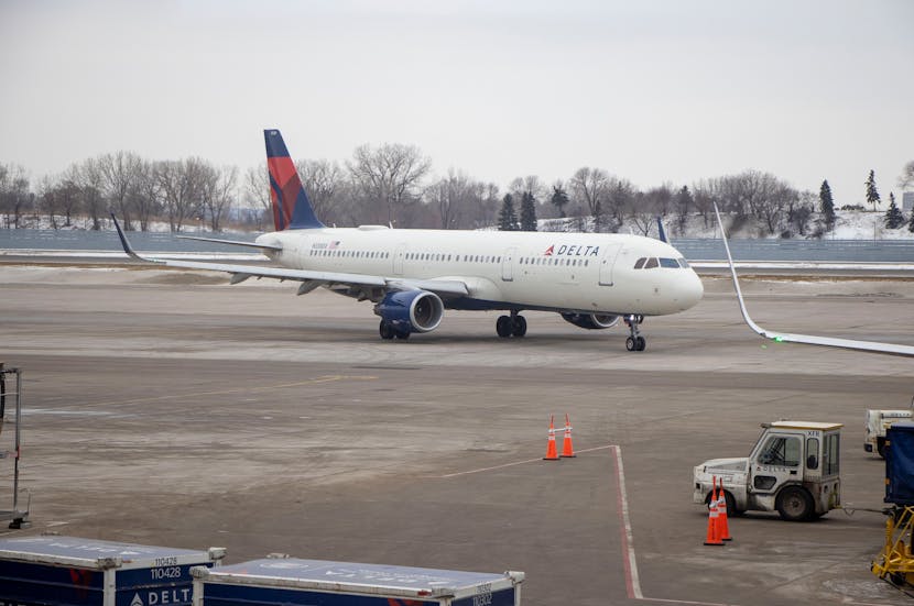 Delta Air Lines Flight from Las Vegas to New York Makes Emergency Landing Today Due to Cockpit Fumes – Travel And Tour World